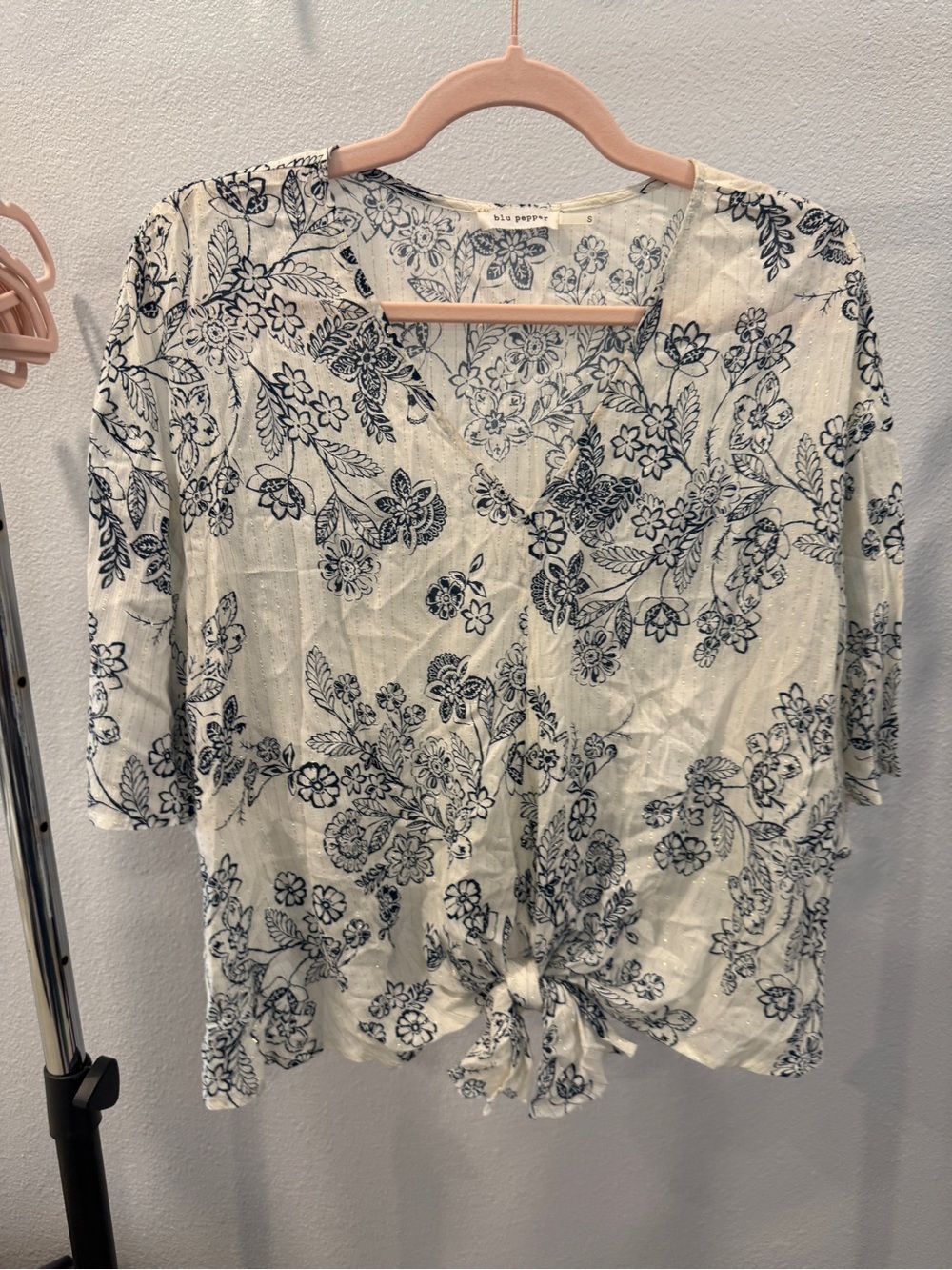 Blu Pepper White Top w Navy Floral Print & Front Tie gold metallic stripe Small